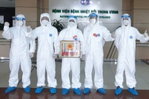 Mặc đồ phòng hộ đi bỏ phiếu tại nơi điều trị 300 ca Covid-19