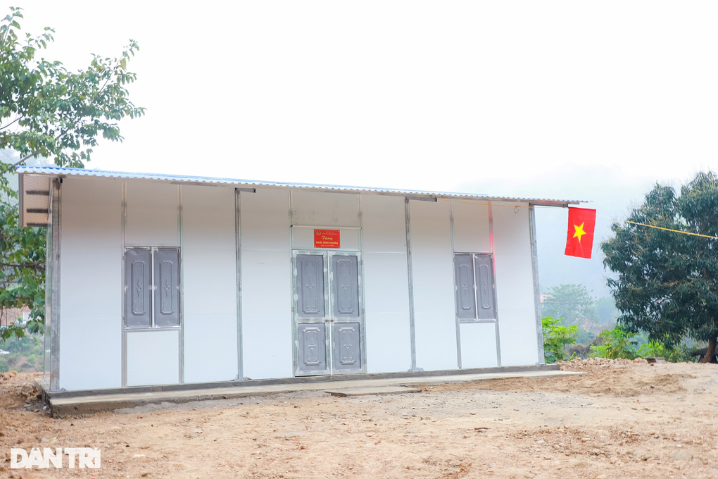 Người nghèo ở biên giới nhận những căn nhà đầu tiên hỗ trợ 2.400 hộ khó - 4 Người nghèo ở biên giới nhận những căn nhà đầu tiên hỗ trợ 2.400 hộ khó - 4