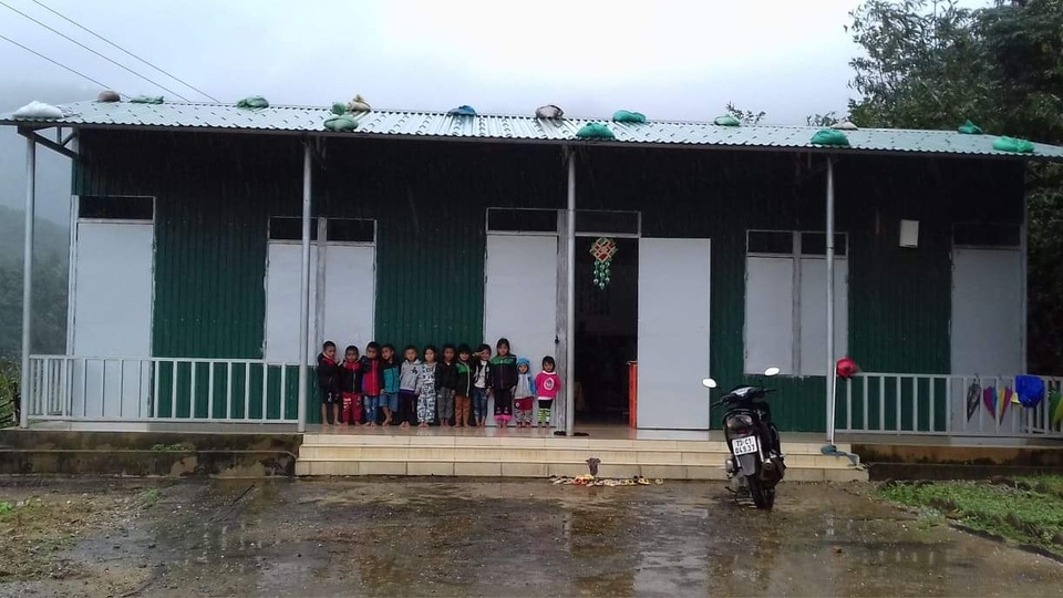 Sau bão lũ, giáo viên Quảng Bình lại lo chống rét cho trò - 1 Sau bão lũ, giáo viên Quảng Bình lại lo chống rét cho trò - 1