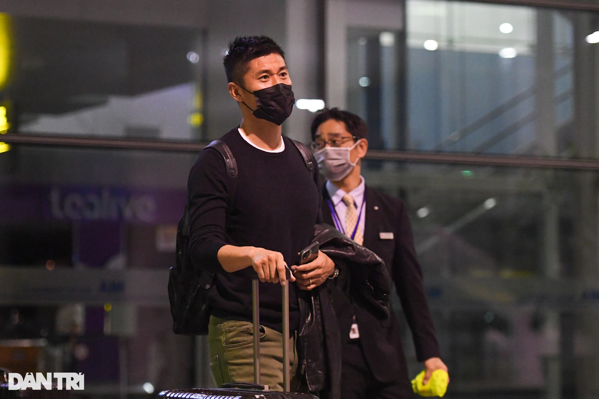 Takumi Minamino vẫy tay chào người hâm mộ khi đặt chân tới Việt Nam - 10 Takumi Minamino vẫy tay chào người hâm mộ khi đặt chân tới Việt Nam - 10