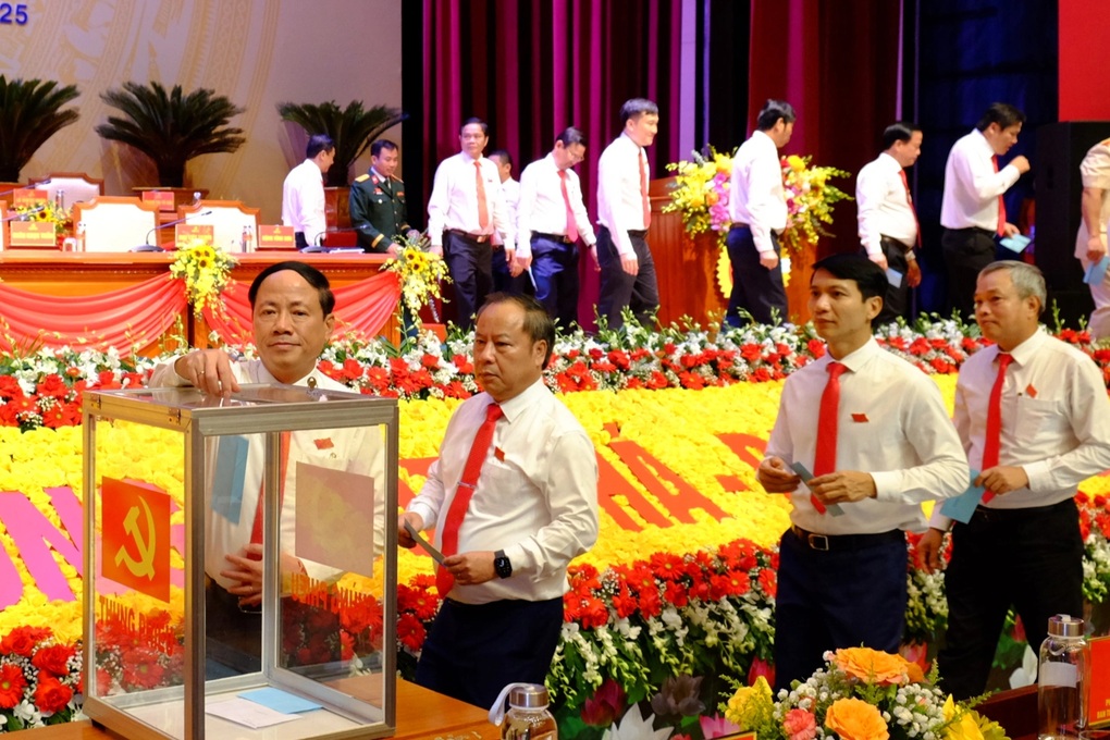 Đại biểu tỉnh Gia Lai quyên góp ủng hộ đồng bào bị ảnh hưởng bão số 10 - 2 Đại biểu tỉnh Gia Lai quyên góp ủng hộ đồng bào bị ảnh hưởng bão số 10 - 2