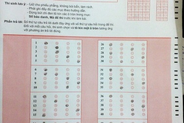 Thí sinh thi vào lớp 10 phải “sửa” phiếu trắc nghiệm để làm bài