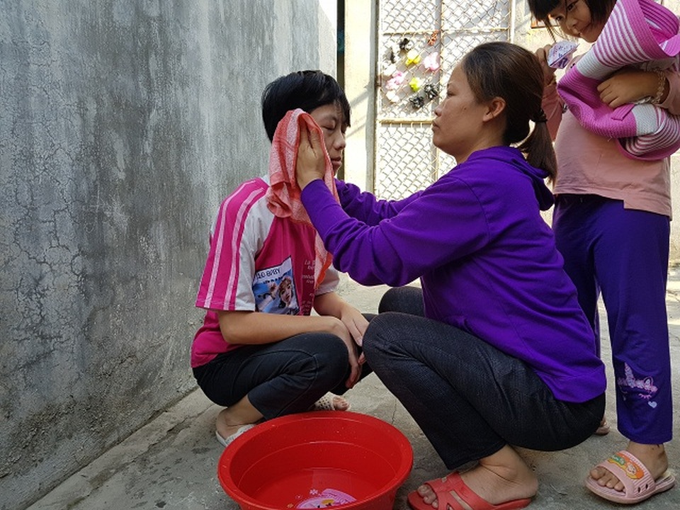 Người cha mù hát rong mơ có tiền ghép sọ cho con gái sau vụ va chạm với tàu hoả - 2 Người cha mù hát rong mơ có tiền ghép sọ cho con gái sau vụ va chạm với tàu hoả - 2