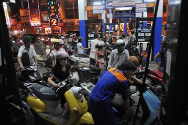 Giá xăng tăng mức kỷ lục: Quyết định gây tranh cãi