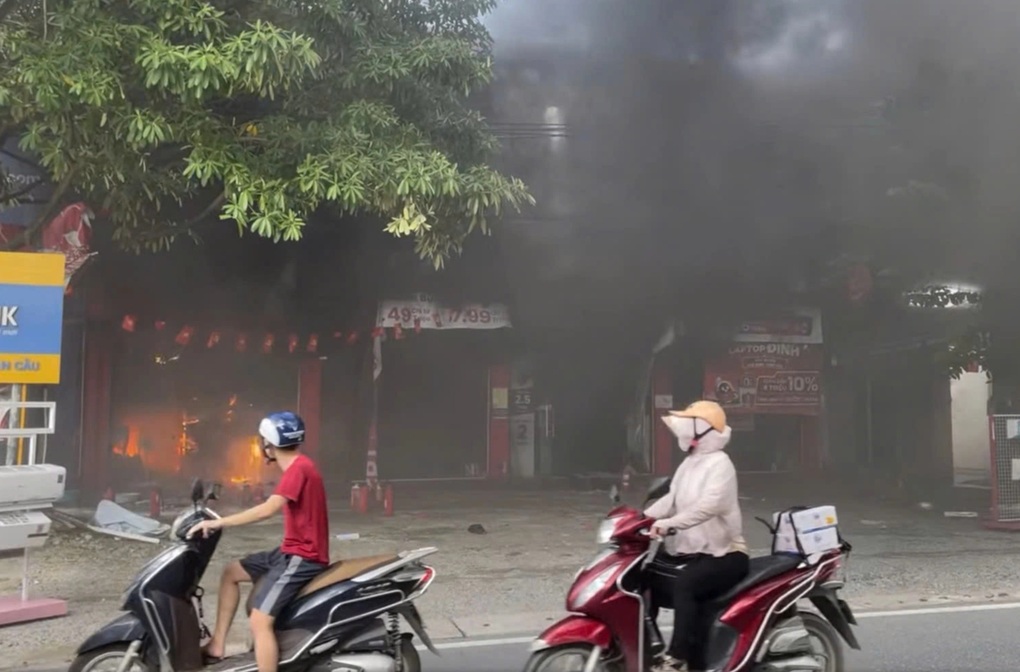 Cửa hàng đồ điện tử ở Hà Nội bốc cháy dữ dội - 2