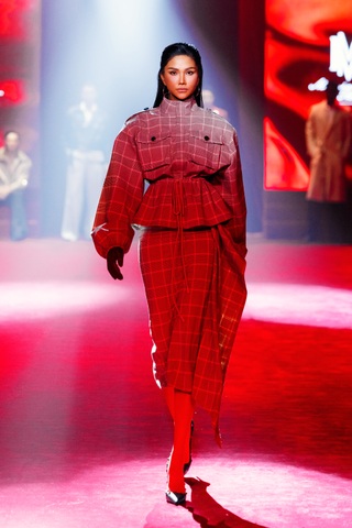 H'Hen Niê tái xuất sàn diễn, nhan sắc "mẹ bỉm sữa" gây chú ý - 1