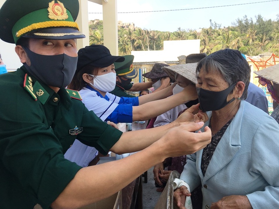 Vượt biển tuyên truyền phòng chống Covid-19 cho người dân xã đảo - 3 Vượt biển tuyên truyền phòng chống Covid-19 cho người dân xã đảo - 3