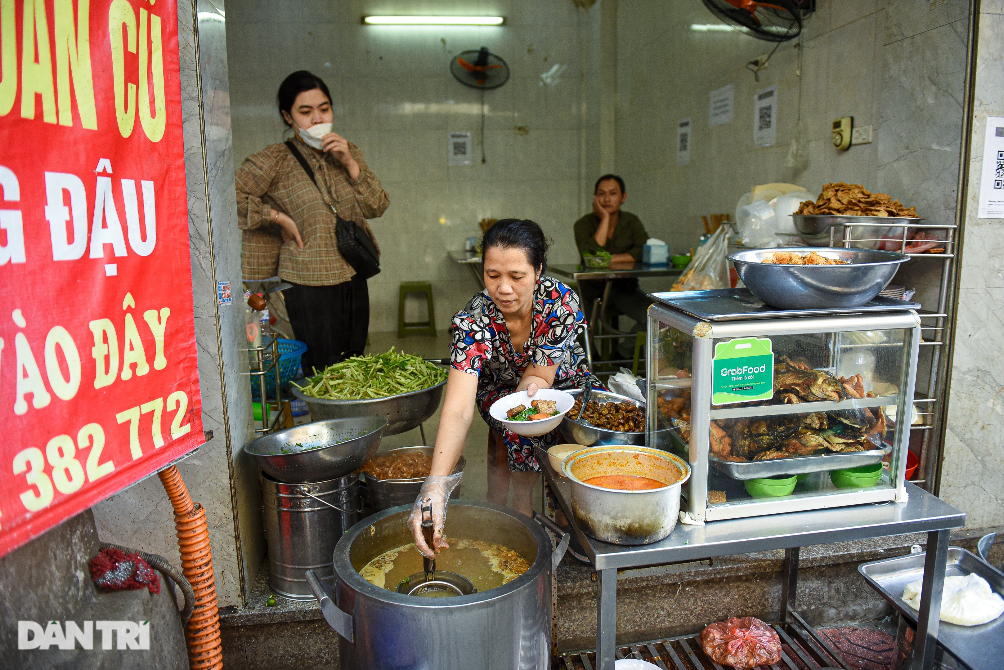 Quán bún đầu cá độc nhất Hà Nội, bà chủ bán cả tạ cá một ngày - 2