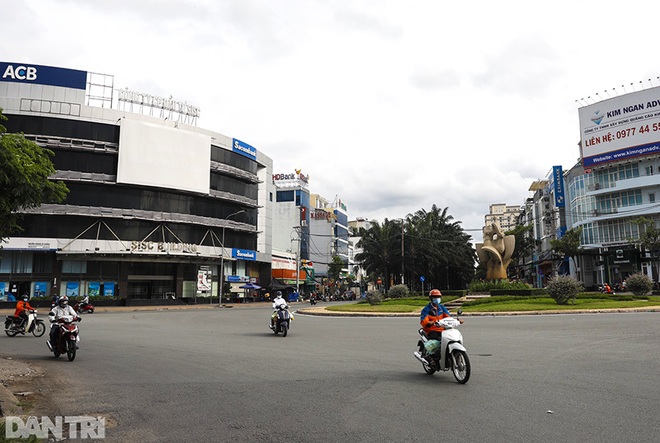 So sánh giao thông TPHCM: Trước giãn cách ùn tắc, nay chỉ còn xe cứu thương - 8 So sánh giao thông TPHCM: Trước giãn cách ùn tắc, nay chỉ còn xe cứu thương - 8