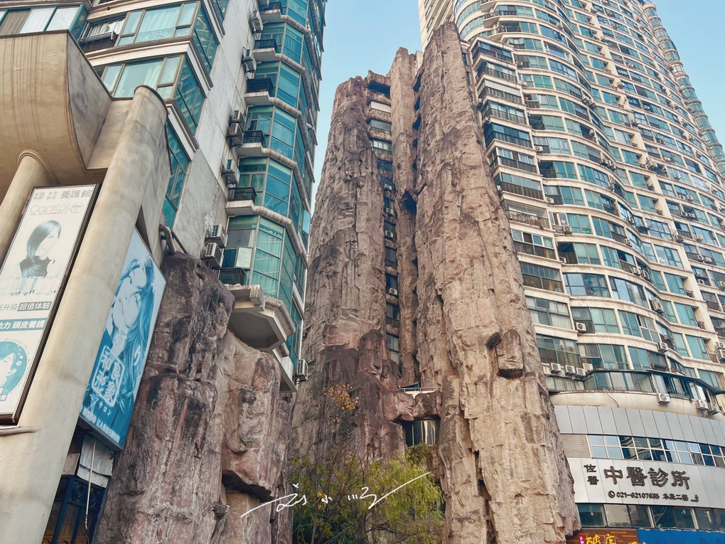 Tòa chung cư ở Trung Quốc ôm trọn vách núi cao 50m gây kinh ngạc - 2