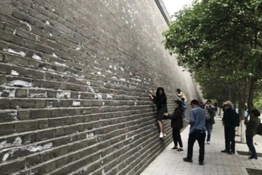 Khách Trung Quốc bị lên án vì ý thức kém tại các điểm du lịch