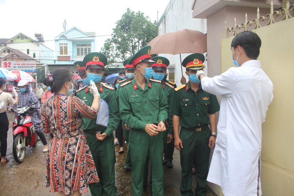 Nghiêm ngặt kiểm tra thí sinh vào làm thủ tục dự thi tốt nghiệp THPT 2020 - 28 Nghiêm ngặt kiểm tra thí sinh vào làm thủ tục dự thi tốt nghiệp THPT 2020 - 28