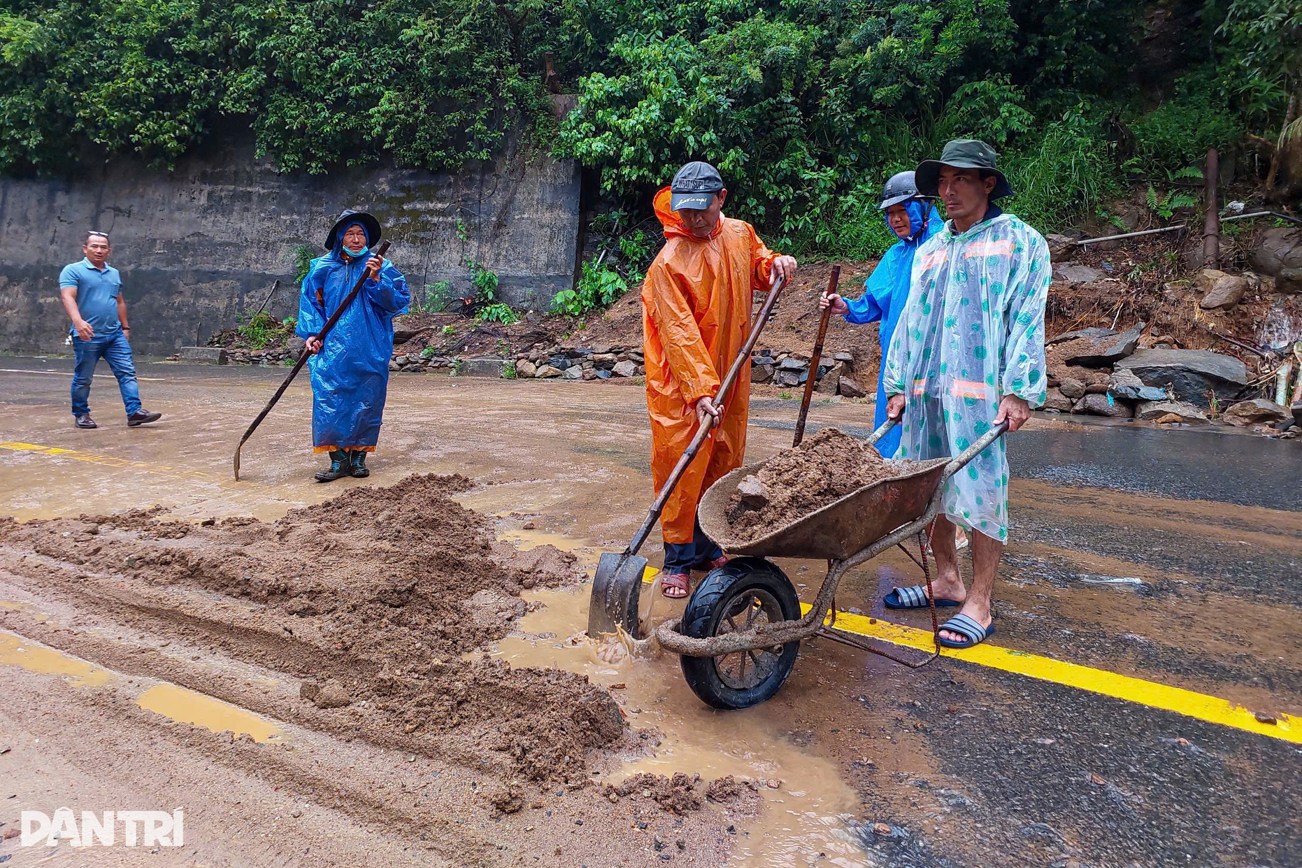 Mưa lớn làm đá nặng cả tấn từ bán đảo Sơn Trà lăn xuống đường - 3