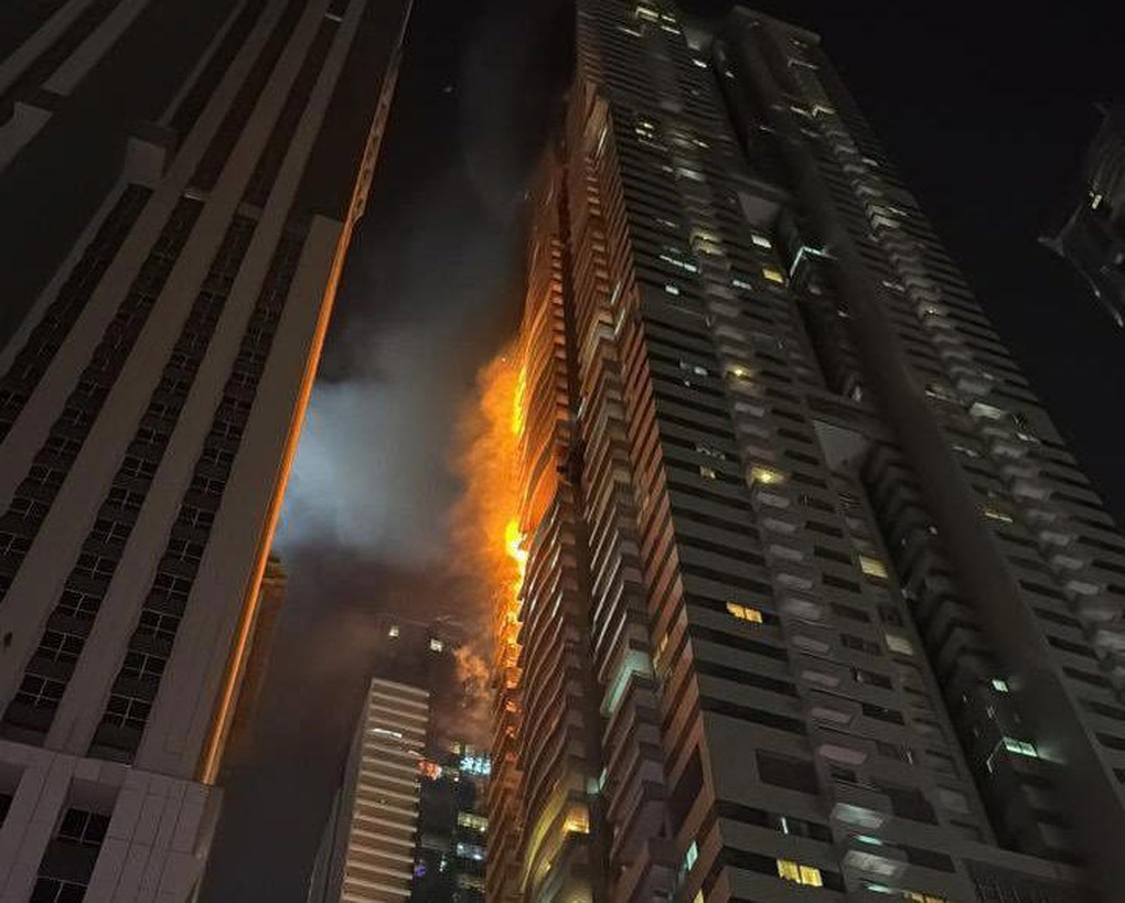 Cháy chung cư 67 tầng ở Dubai - 1 Cháy chung cư 67 tầng ở Dubai - 1