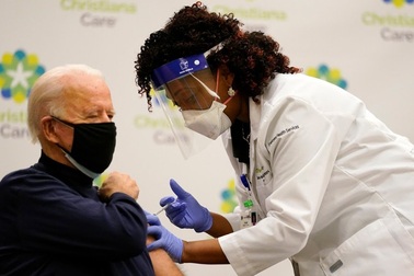 Ông Biden tiêm vắc xin Covid-19, dành lời "có cánh" cho ông Trump