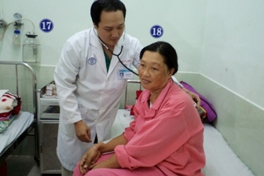 Khẩn cấp mổ bắt con để thay động mạch chủ cho mẹ