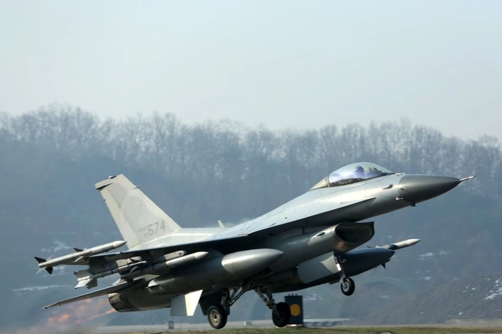 Tiêm kích F-16 rơi ở Hàn Quốc - 1 Tiêm kích F-16 rơi ở Hàn Quốc - 1