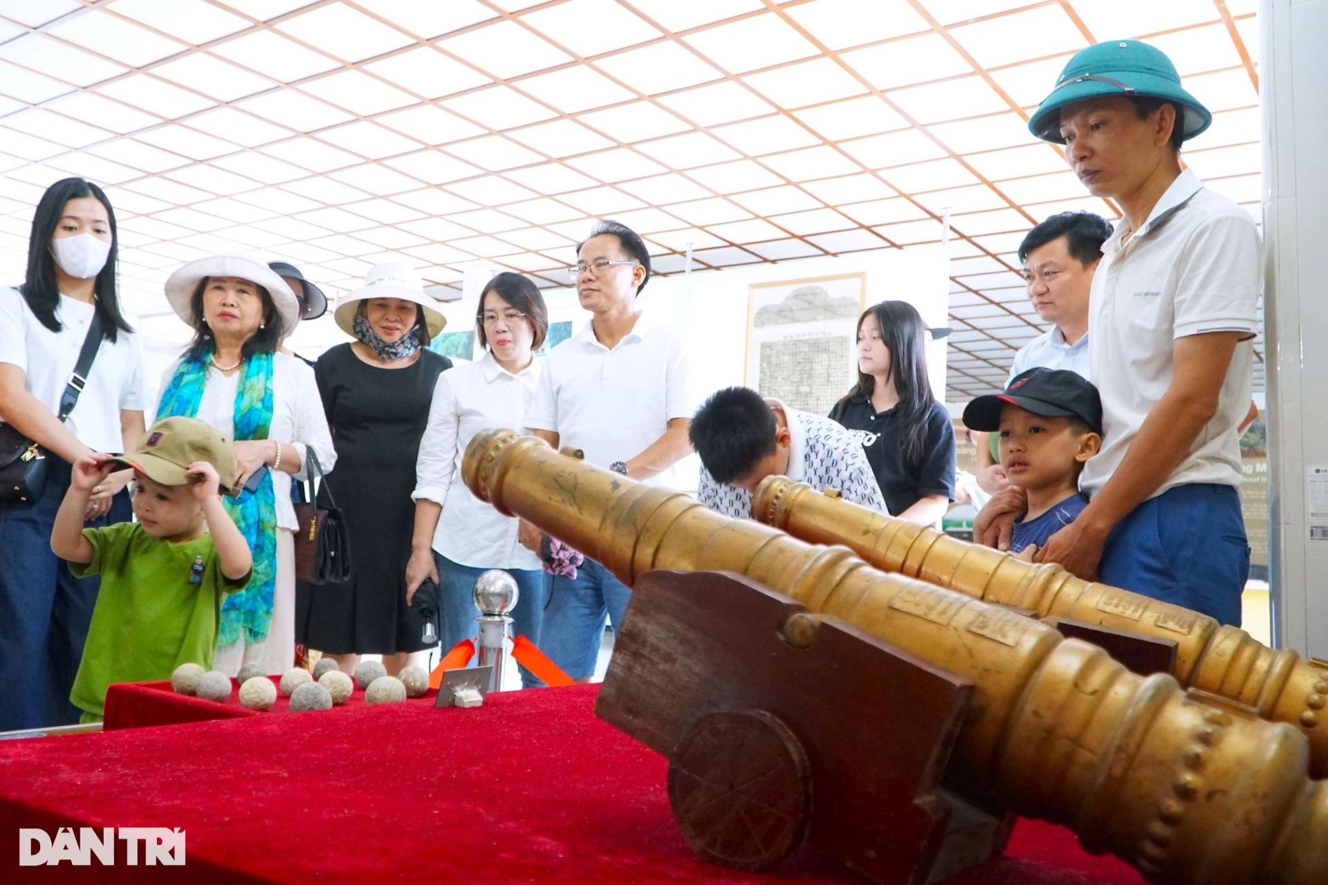 Đông đảo du khách tham quan tòa thành bằng đá độc nhất Việt Nam - 3 Đông đảo du khách tham quan tòa thành bằng đá độc nhất Việt Nam - 3