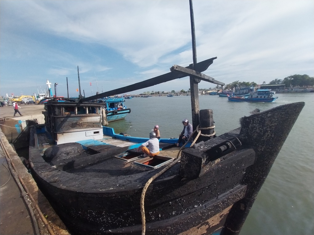 4 tàu cá bốc cháy ở cảng Ninh Chữ - 1 4 tàu cá bốc cháy ở cảng Ninh Chữ - 1