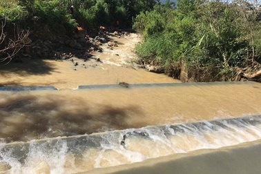 Một phụ nữ bị lũ cuốn trôi khi qua đập tràn