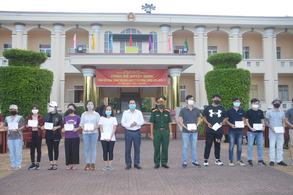 117 người về từ Singapore phấn khởi trở về nhà sau cách ly - 1 117 người về từ Singapore phấn khởi trở về nhà sau cách ly - 1