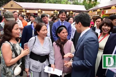 Phó thủ tướng Vũ Đức Đam trải nghiệm các gian hàng tại hội chợ VITM 2018