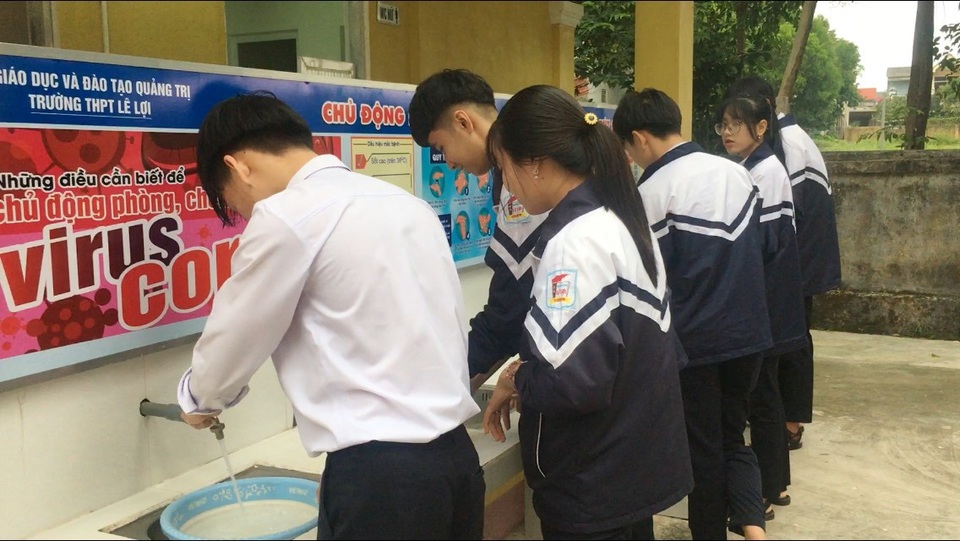 Quảng Trị: Học sinh được đo thân nhiệt, rửa tay sát khuẩn trước khi vào lớp - 5 Quảng Trị: Học sinh được đo thân nhiệt, rửa tay sát khuẩn trước khi vào lớp - 5
