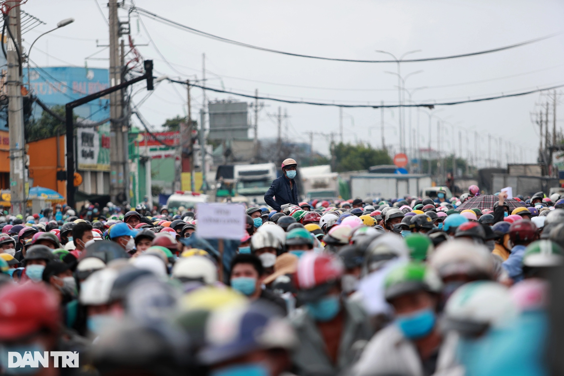 Hơn 24 giờ người dân phơi nắng, dầm mưa chờ qua chốt về quê miền Tây - 1 Hơn 24 giờ người dân phơi nắng, dầm mưa chờ qua chốt về quê miền Tây - 1