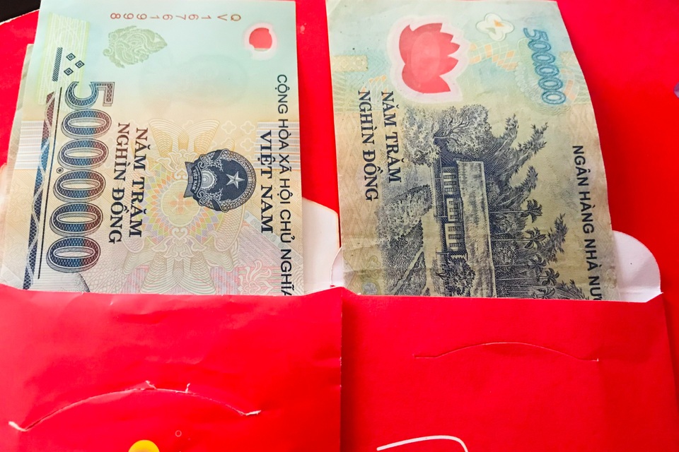 Cô gái sốc vì bạn trai hào phóng lì xì như đại gia khi về quê - 1 Cô gái sốc vì bạn trai hào phóng lì xì như đại gia khi về quê - 1
