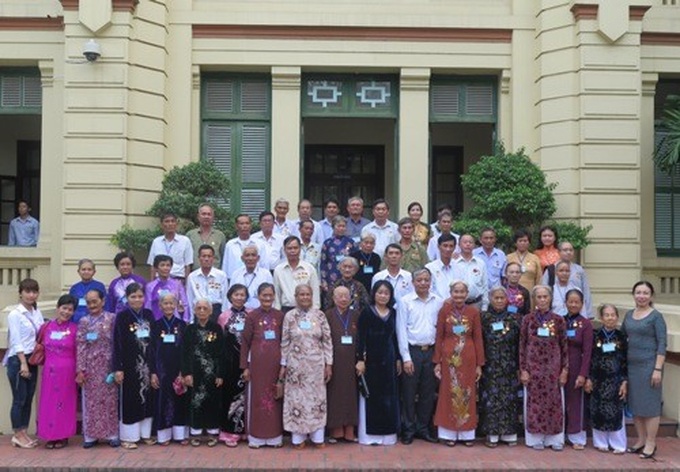 Thứ trưởng Doãn Mậu Diệp chụp ảnh lưu niệm với Đoàn NCC tỉnh Vĩnh Long.