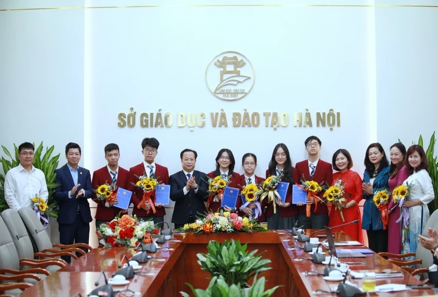 Pelajar pertama di Hanoi menerima ganjaran baharu sebanyak 200 juta VND - 1 Học sinh đầu tiên của Hà Nội nhận mức thưởng mới 200 triệu đồng - 1