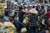 Chen chân mua loại bánh đặc sản của người Hoa, tiểu thương thu bạc triệu