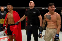 Thành Lê thua knock-out võ sĩ Trung Quốc, mất đai MMA thế giới