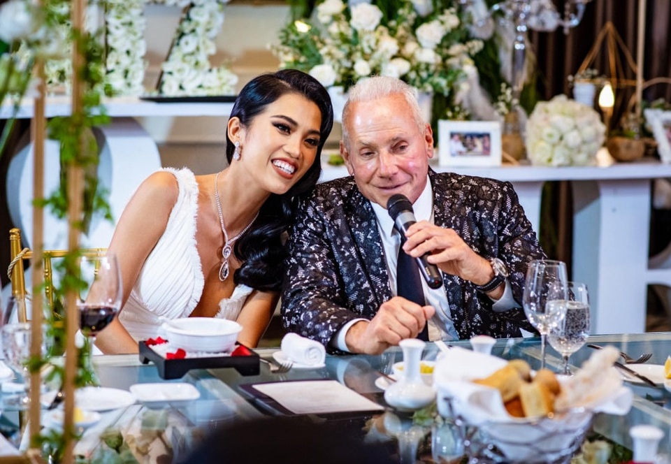 Cô gái Việt 27 tuổi yêu đại gia Mỹ 73 tuổi: Anh nhớ tôi đến phát khóc, cưng lắm - 2 Cô gái Việt 27 tuổi yêu đại gia Mỹ 73 tuổi: Anh nhớ tôi đến phát khóc, cưng lắm - 2
