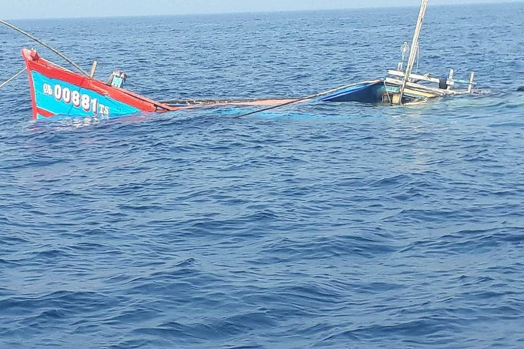 Tàu hàng đâm chìm tàu cá, 6 ngư dân Bình Định được cứu sống - 1 Tàu hàng đâm chìm tàu cá, 6 ngư dân Bình Định được cứu sống - 1