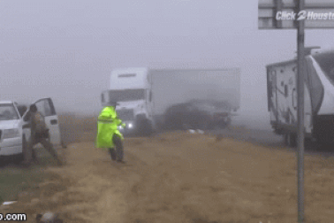 Kinh hoàng khoảnh khắc xe tải mất lái lật nhào trên cao tốc Mỹ