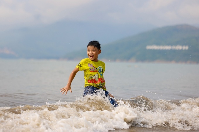 Tại Bình Định, các em nhỏ đã được tổ chức một buổi dã ngoại ở biển Quy Nhơn.