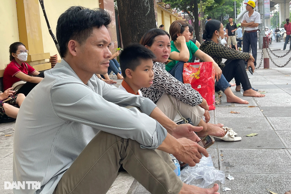 Bố mẹ gặm bánh mì, vạ vật chờ con thi đánh giá năng lực trường công an - 2 Bố mẹ gặm bánh mì, vạ vật chờ con thi đánh giá năng lực trường công an - 2