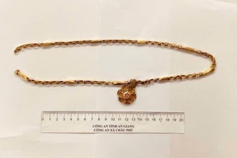 Cướp giật dây chuyền vàng của người phụ nữ đi bộ