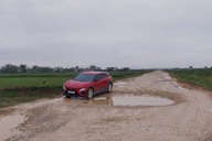 Đường liên tỉnh chi chít "ổ voi", ô tô dò dẫm bò qua