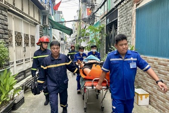 Cứu người đàn ông nặng 150kg bị tai biến từ tầng 3 căn nhà ở TPHCM