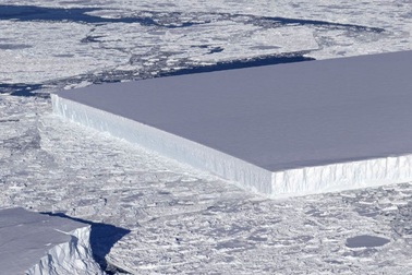 Tìm thấy một tảng băng trôi hình chữ nhật ở Nam Cực