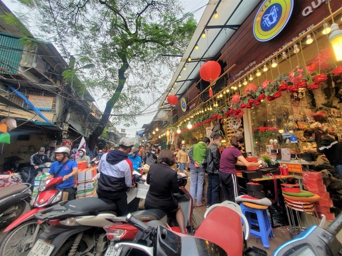 Nam giới kín mít khẩu trang, xếp hàng dài mua quà Valentine - Ảnh 2. Nam giới kín mít khẩu trang, xếp hàng dài mua quà Valentine - Ảnh 2.