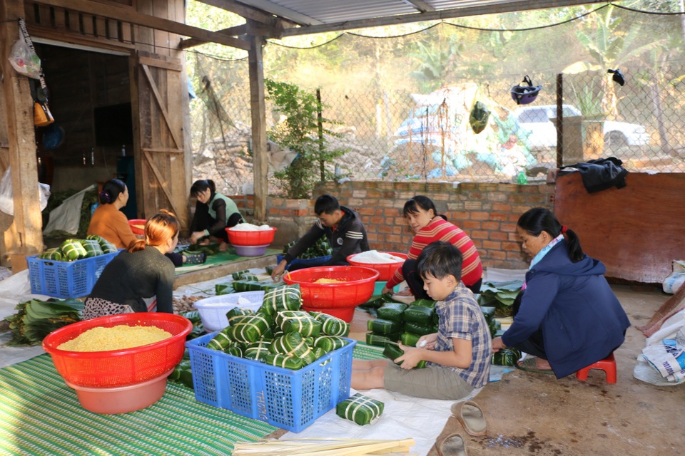 Chạy đua với thời gian để gói hơn 10.000 chiếc bánh chưng kịp Tết - 1 Chạy đua với thời gian để gói hơn 10.000 chiếc bánh chưng kịp Tết - 1