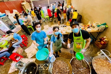 Người đàn ông 10 năm làm từ thiện, đứng bếp nấu cơm 0 đồng giữa mùa dịch