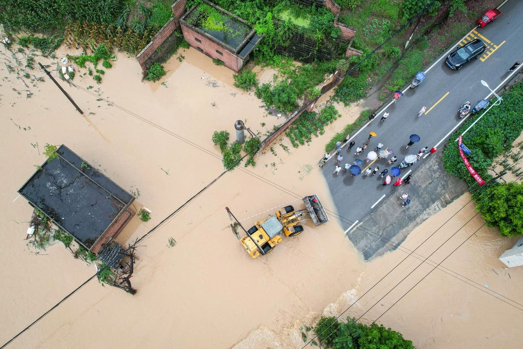 Mưa lũ làm 6 người Trung Quốc thiệt mạng, đập Tam Hiệp báo động cao - 1