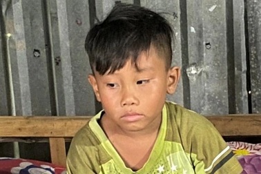 Thương cậu bé 6 tuổi chăm sóc cha lay lắt vượt qua đại dịch Covid-19