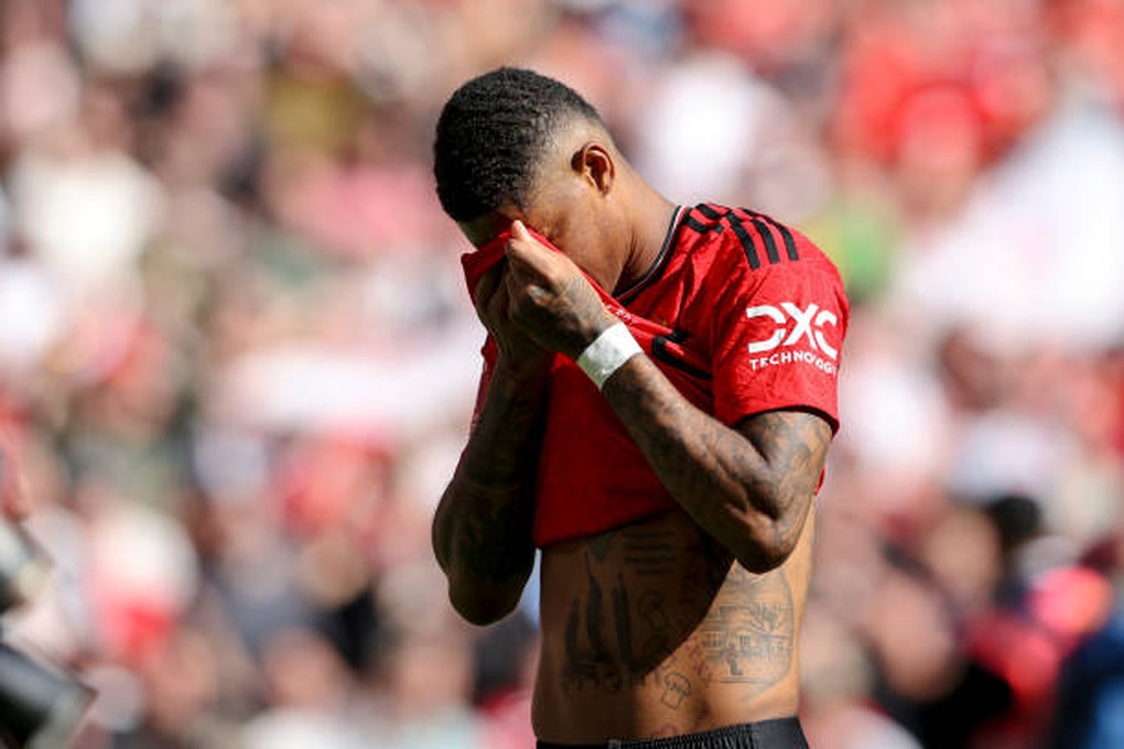 Dàn sao Man Utd bế thốc HLV Ten Hag, khóc như mưa vì sung sướng - 3 Dàn sao Man Utd bế thốc HLV Ten Hag, khóc như mưa vì sung sướng - 3