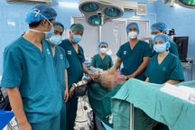 Uống thuốc nam khiến khối u 20kg ăn đến xương, người mẹ 24 tuổi nguy kịch