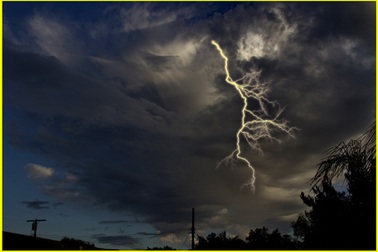 Một phụ nữ bị sét đánh chết giữa đồng